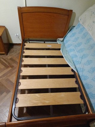 Cama de madera con colchón beige