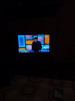 Televisor Negro y Multicolor