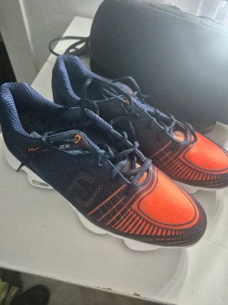 Zapatos de golf azules y naranjas
