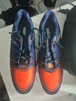 Zapatos de golf azules y naranjas