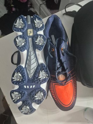 Zapatos de golf azules y naranjas