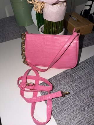 Bolso rosa con cadena dorada
