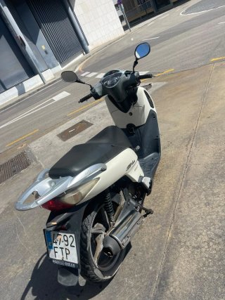 Honda SH125i Scooter Beige/Negro