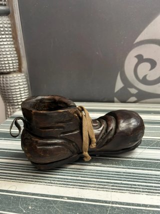 Bota antigua tallada a mano de madera