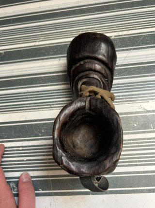 Bota antigua tallada a mano de madera