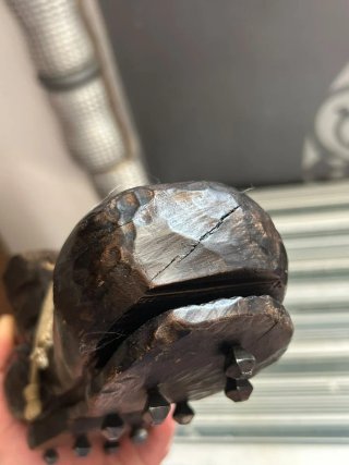 Bota antigua tallada a mano de madera