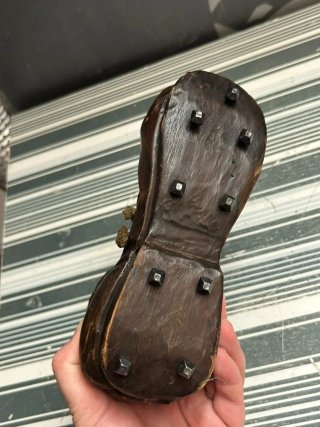 Bota antigua tallada a mano de madera