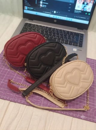 Cartera ovalada con corazón - Negro, Rojo y crema