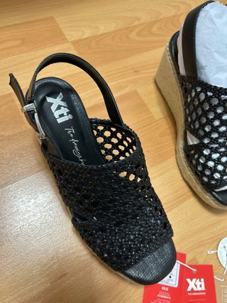 Sandalias cuña Xti negras T40