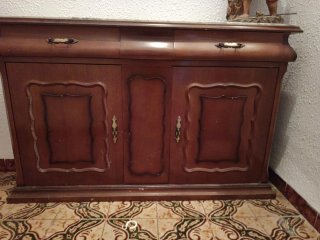 Aparador de madera con tapa de mármol