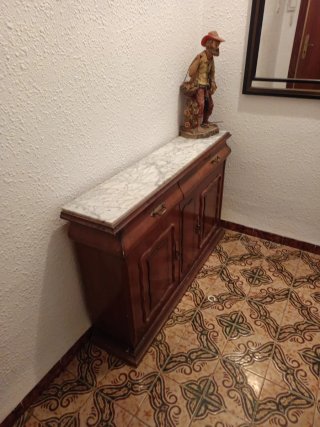 Aparador de madera con tapa de mármol