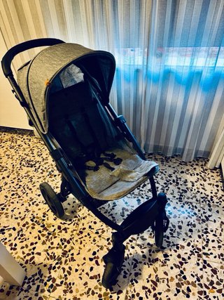 Carrito de bebé gris marca Lionelo