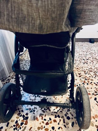 Carrito de bebé gris marca Lionelo