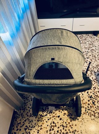 Carrito de bebé gris marca Lionelo