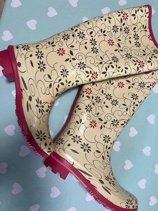 Botas de agua florales beige y rojo