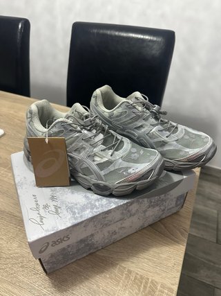 Zapatillas Asics grises y plata