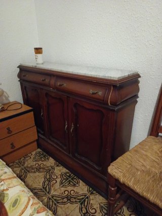 Aparador de madera con tapa de mármol