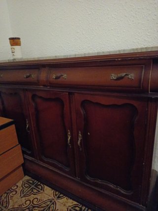 Aparador de madera con tapa de mármol