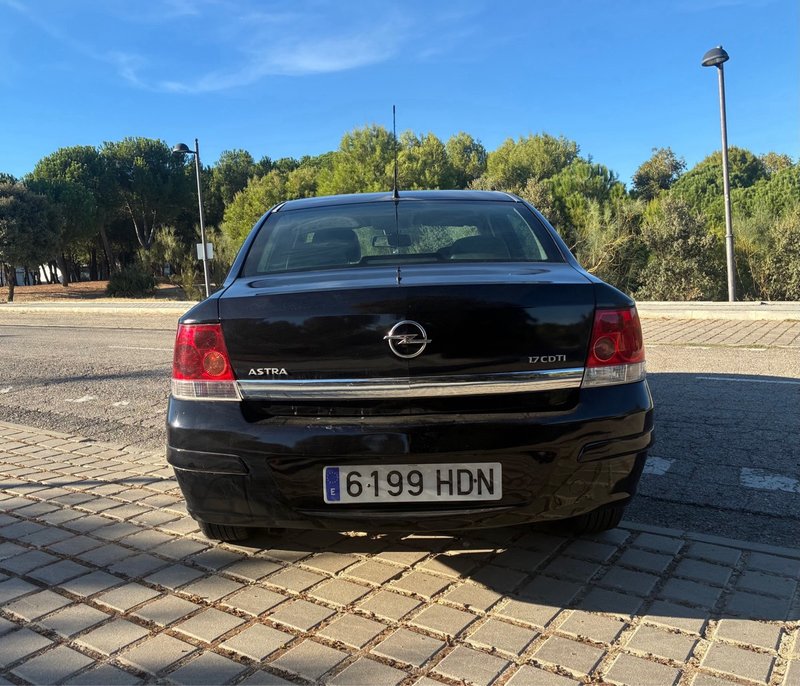 Opel Astra SEDAN 1.7 CDTi Edition 2011, foto 9