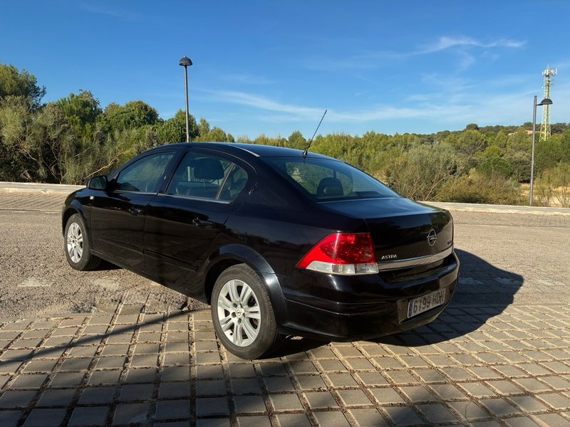 Opel Astra SEDAN 1.7 CDTi Edition 2011, foto 7
