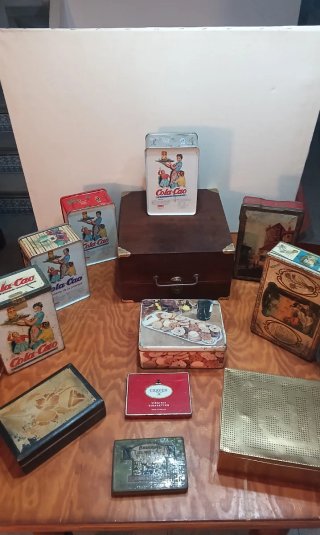 Lote de latas y caja de madera