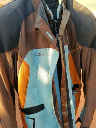 ROPA DE HOMBRE Y MUJER MOTO.