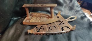 Plancha antigua de hierro con soporte UCM. Años 20