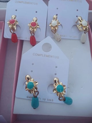 Pendientes dorados con camafeo y coral