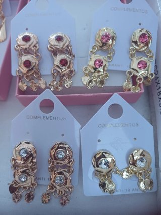 Pendientes dorados con camafeo y coral