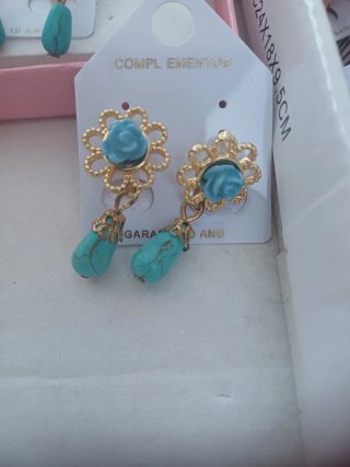 Pendientes dorados con camafeo y coral