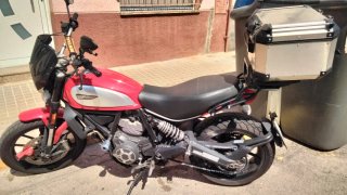 Moto Naked negra y Roja