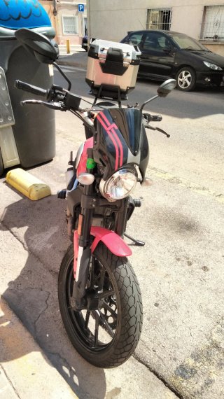 Moto Naked negra y Roja