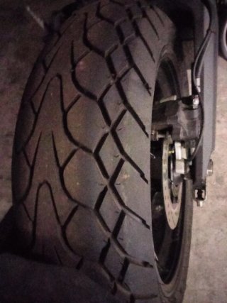 Moto Naked negra y Roja