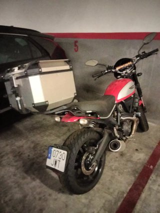Moto Naked negra y Roja