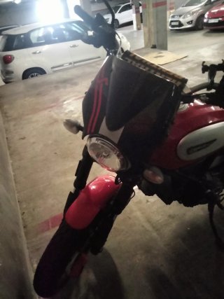 Moto Naked negra y Roja