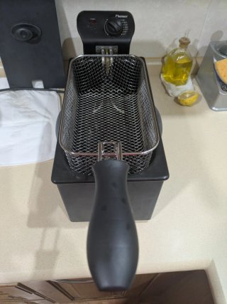 Freidora de aceite negra