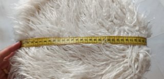 Taburete pelo blanco y patas madera