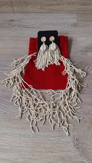 Pendientes largos beige con conchas