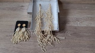 Pendientes largos beige con conchas
