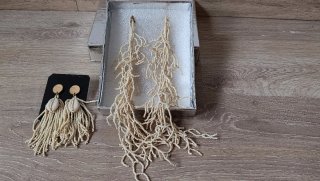Pendientes largos beige con conchas