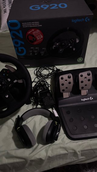 Volante Logitech G920 con Pedales y Auriculares
