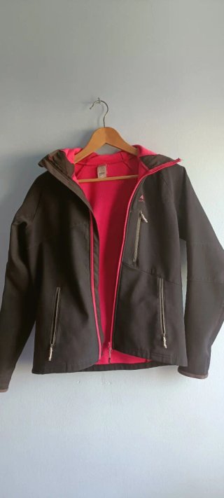 Chaqueta Softshell Quechua Negra y Rosa