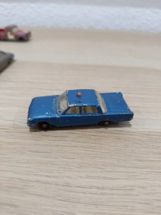 Coche policía Matchbox Ford Fairlane azul