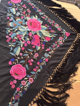 Manton negro bordado flores rosa