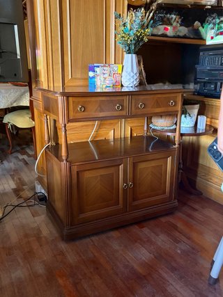 Aparador de madera con cajones y puertas