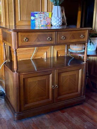 Aparador de madera con cajones y puertas