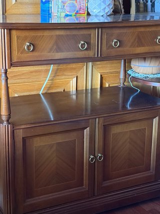 Aparador de madera con cajones y puertas