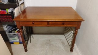 Escritorio de madera con cajones