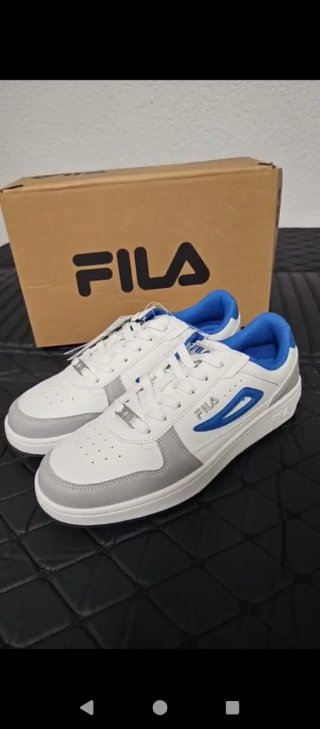 Zapatillas Fila Blancas y Azules