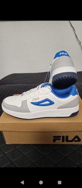 Zapatillas Fila Blancas y Azules